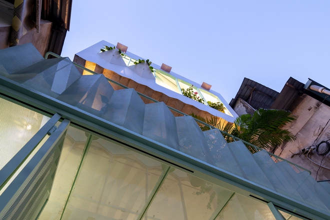 Ngôi nhà trong hẻm nổi bật với gam xanh mint siêu cưng, hay nhất là thiết kế zigzag độc lạ đỉnh của chóp - Ảnh 16.