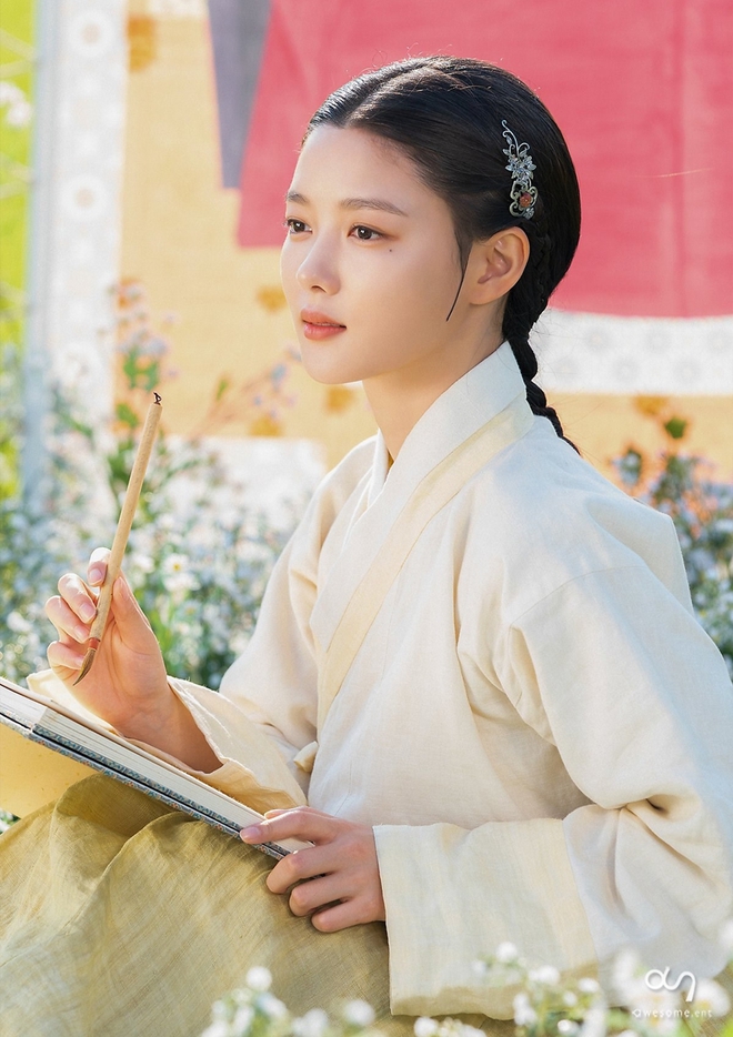 Trận chiến gần 10 năm không dứt trên màn ảnh Hàn: Chọn ai giữa Kim Yoo Jung và Kim So Hyun? - Ảnh 2.