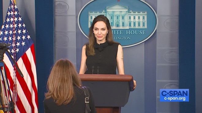 Vừa phát biểu tại Nhà Trắng, Angelina Jolie đã gây náo loạn cả sân bay: Đeo khẩu trang vẫn gây sốt vì visual xinh đẹp hút hồn - Ảnh 9.