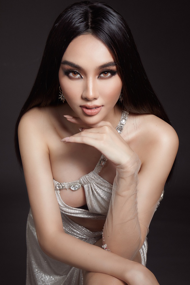 Chính thức: Công bố Quốc phục Thuỳ Tiên mang đến Miss Grand, tôn vinh các bác sĩ tuyến đầu chống dịch! - Ảnh 4.