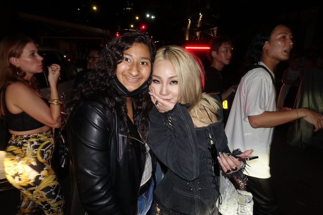 Đẳng cấp fangirl: Cô nàng Gen Z có ảnh chụp chung với cả làng sao từ Hàn đến Hollywood, kiếp trước cứu cả thế giới hay gì? - Ảnh 2.