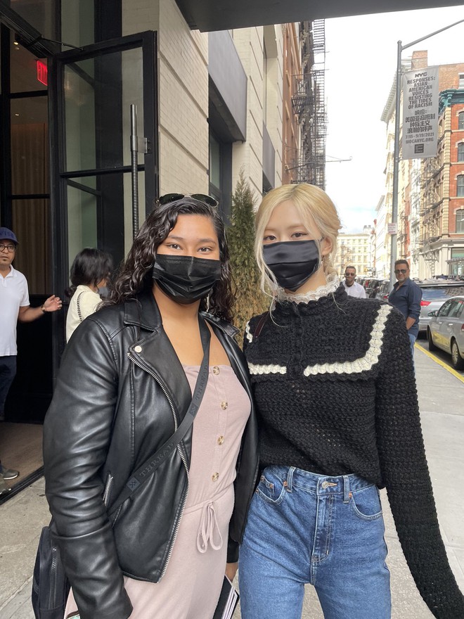 Đẳng cấp fangirl: Cô nàng Gen Z có ảnh chụp chung với cả làng sao từ Hàn đến Hollywood, kiếp trước cứu cả thế giới hay gì? - Ảnh 1.