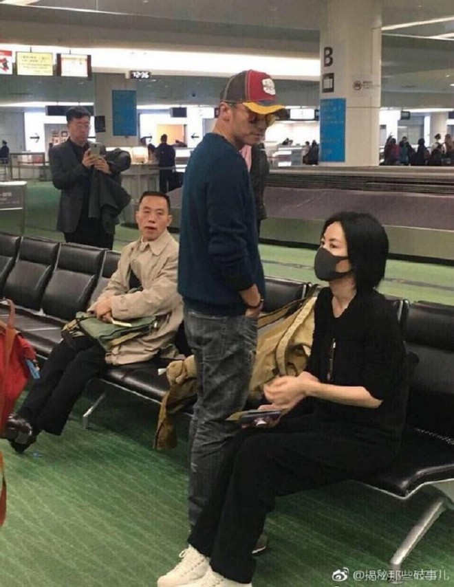 Chỉ cần nhìn vào 2 bức ảnh chụp chung với Trương Bá Chi và Vương Phi là đã hiểu Tạ Đình Phong yêu ai đắm đuối hơn - Ảnh 7.