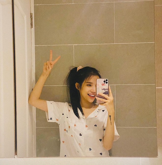 Tối Trung thu LyLy khoe mặt mộc trong phòng tắm, netizen lại soi thêm 