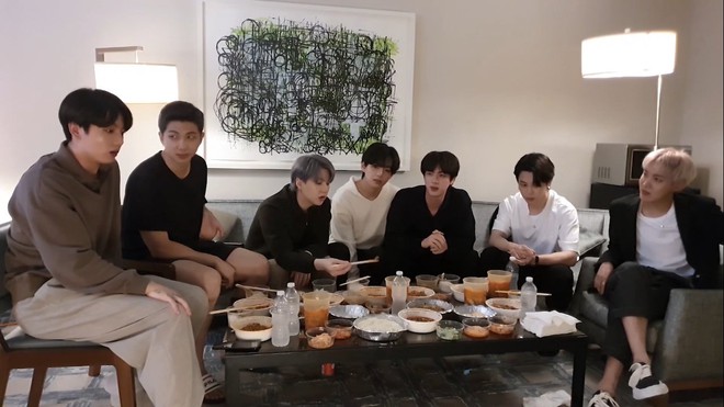 Staff của BTS gây phẫn nộ khi bị nghi đọc trang antifan ngay trước mặt các thành viên, còn có hành động lấp liếm? - Ảnh 1.