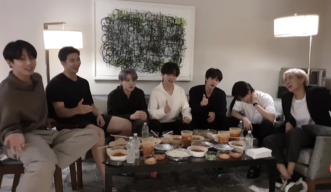 Staff của BTS gây phẫn nộ khi bị nghi đọc trang antifan ngay trước mặt các thành viên, còn có hành động lấp liếm? - Ảnh 2.