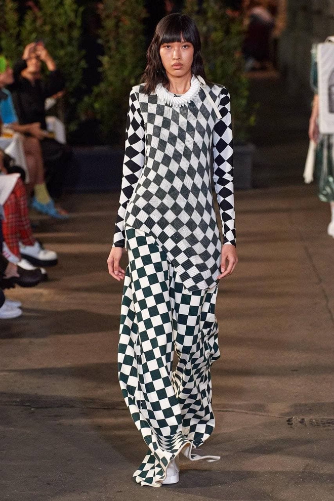 Phương Oanh - Gen Z khiến giới thời trang Việt Nam tự hào: Chụp hình cùng Vogue, Gucci; sải bước cho Dolce & Gabbana - Ảnh 3.