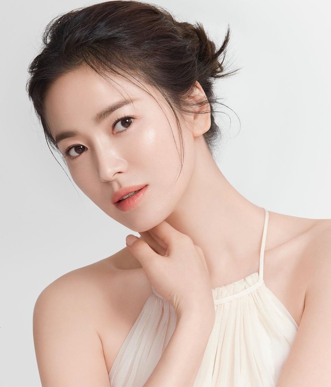 Chỉ với 2 bức ảnh trắng đen, Song Hye Kyo đã phô diễn được toàn bộ cái gọi là nữ thần nhan sắc của các nữ thần - Ảnh 4.