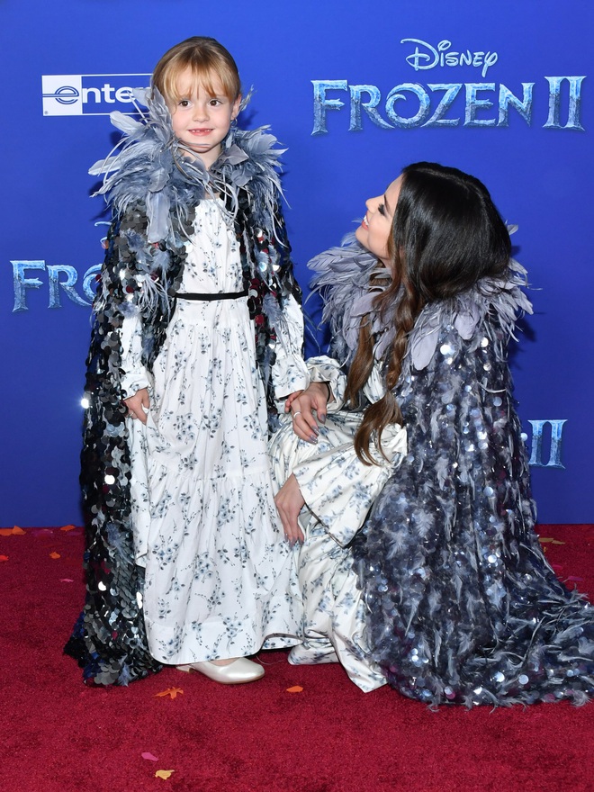 Selena Gomez mãi mới chịu khoe em gái: Visual xinh xỉu như mẫu nhí, nhìn lại thảm đỏ Frozen 2 mới thấy khác biệt hẳn - Ảnh 5.