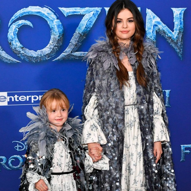 Selena Gomez mãi mới chịu khoe em gái: Visual xinh xỉu như mẫu nhí, nhìn lại thảm đỏ Frozen 2 mới thấy khác biệt hẳn - Ảnh 4.