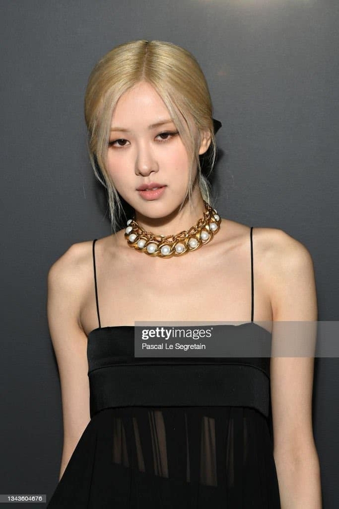 Rosé có công mặc sexy chịu đựng cái lạnh 14 độ tại Paris thì fan cũng góp sức hát vang On The Ground tưởng đang đi concert - Ảnh 3.