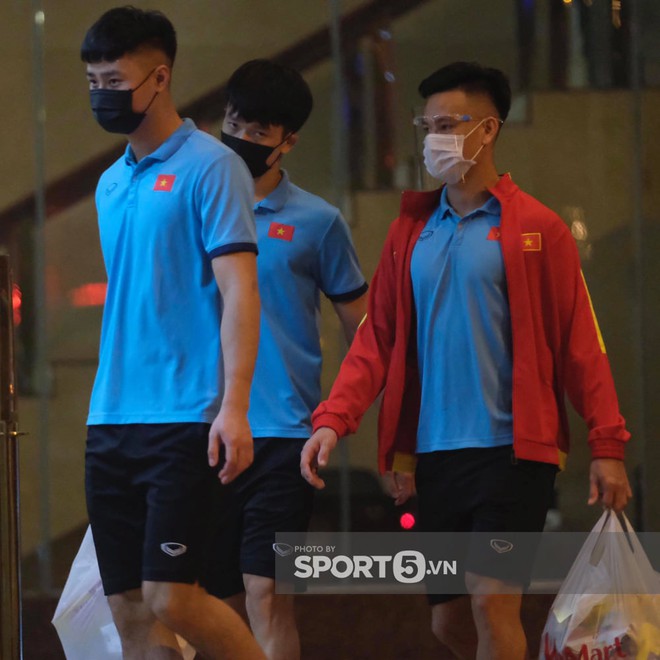 Đội tuyển Việt Nam lên đường sang UAE, sẵn sàng cho trận gặp Trung Quốc tại vòng loại World Cup 2022 - Ảnh 4.
