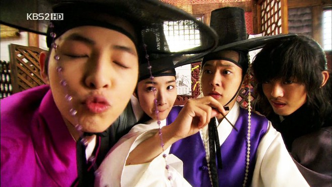 6 phim cổ trang Hàn vừa hài té ghế vừa ngọt sâu răng: Mr. Queen toàn chúa hề, thái giám Kim Yoo Jung sến chảy tim - Ảnh 8.