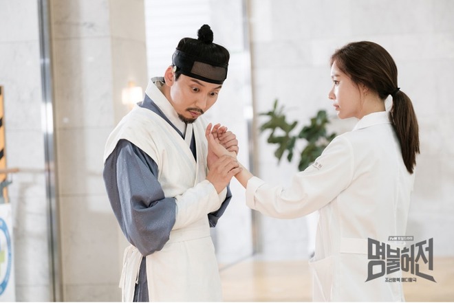 6 phim cổ trang Hàn vừa hài té ghế vừa ngọt sâu răng: Mr. Queen toàn chúa hề, thái giám Kim Yoo Jung sến chảy tim - Ảnh 10.
