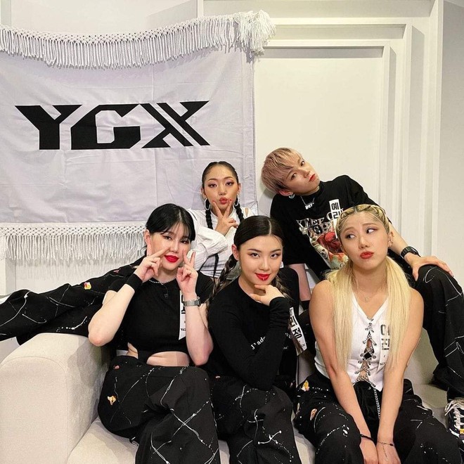 Công ty tầm trung YG dạo này đỉnh quá: Dancer tan làm ngập trong đèn flash và quà cáp, cả triệu người follow chẳng kém gì idol - Ảnh 6.