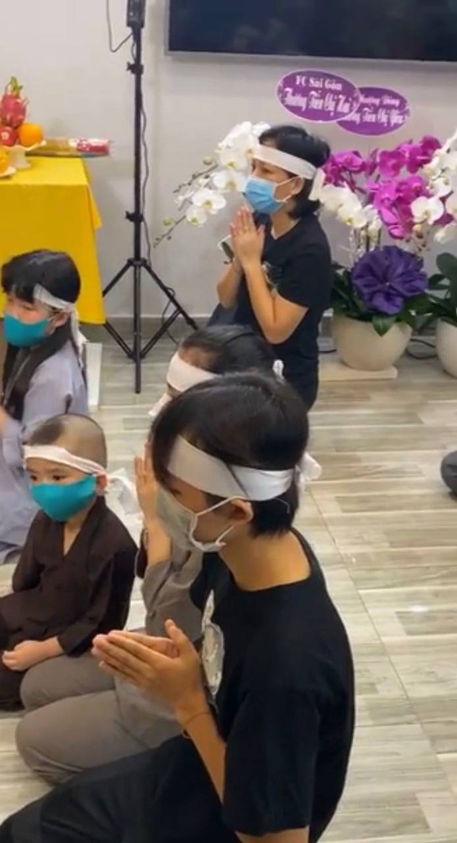 Gia đình tổ chức cầu siêu tại nhà, đang chuẩn bị các thủ tục để lo vẹn toàn cho hậu sự của ca sĩ Phi Nhung - Ảnh 4.
