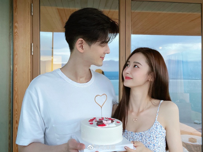 Cbiz thêm cặp đôi hot: Ma cà rồng Quách Phẩm Siêu U45 công khai hẹn hò mỹ nhân Tam Sinh Tam Thế kém tận 19 tuổi - Ảnh 4.