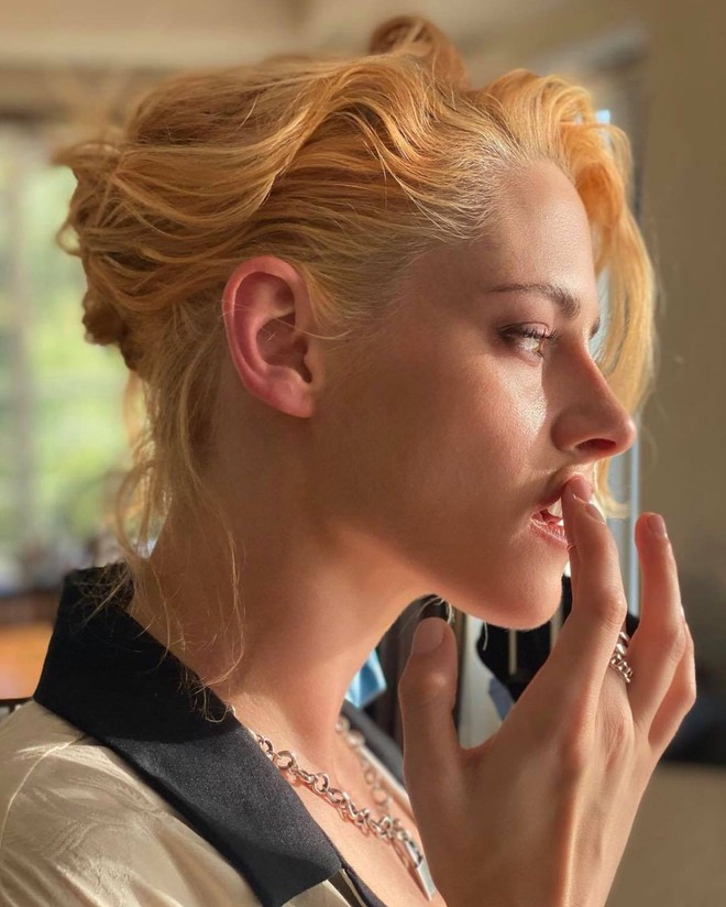 Oh my gosh, look at Kristen Stewart: Taking random photos in the room also produces top-notch visual photos, the most enchanting is the statuesque side profile - Photo 3.