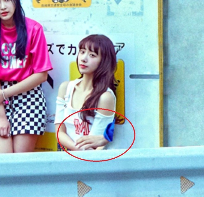 Những pha photoshop đi vào lòng đất: Ở đâu chui ra 1 bàn tay lạ khoác vai Taeyeon, chị đại CL có hẳn 3 bàn chân  - Ảnh 6.