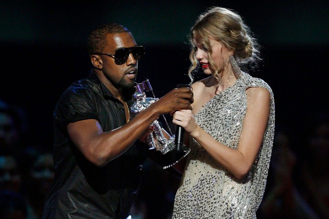 9 khoảnh khắc sốc nhất VMAs: Kanye West giật mic Taylor Swift, Lady Gaga thịt sống không bằng hành động của 2 chị số 4 - Ảnh 17.
