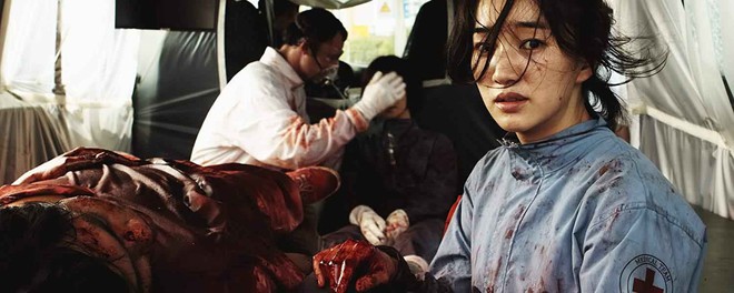 Mầm bệnh sinh sôi trong xe buôn người và hành trình giành giật sự sống của 2 mẹ con: Bom tấn đại dịch ám ảnh này đang leo top Netflix Việt! - Ảnh 8.