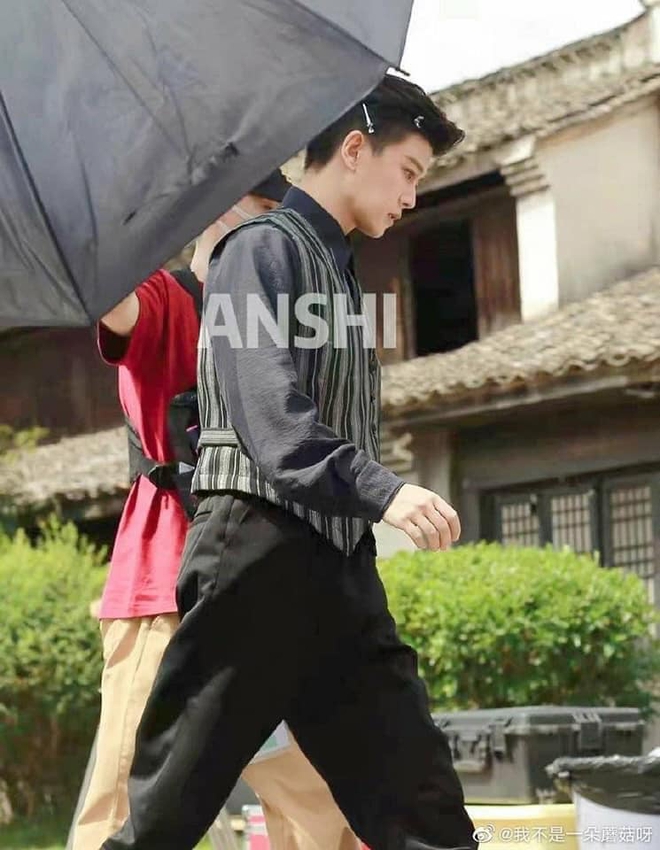 Nhậm Gia Luân vuốt tóc bảnh tỏn muốn xỉu ở phim mới, nhìn vào đố ai biết đã cưới vợ rồi? - Ảnh 1.