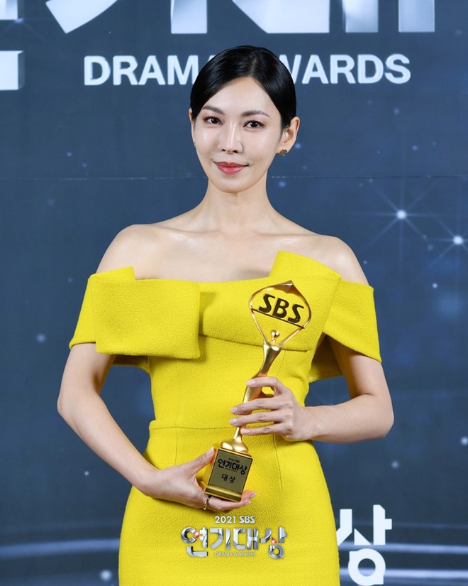 SBS Drama Awards 2021: Ác nữ Penthouse Kim So Yeon lần đầu nhận Daesang, Kim Yoo Jung xinh xỉu ẵm cúp cùng chồng yêu - Ảnh 2.