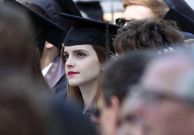 Cả MXH ầm ầm vì ảnh tốt nghiệp huyền thoại của Emma Watson: Nhan sắc chói loà chấp ảnh thường, dàn chồng online đổ dồn xin cưới - Ảnh 7.