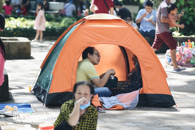 Thảo Cầm Viên đông nghẹt trong ngày đầu năm mới 2022: Bãi xe chật kín, khách dựng lều nghỉ mát ăn uống - Ảnh 10.