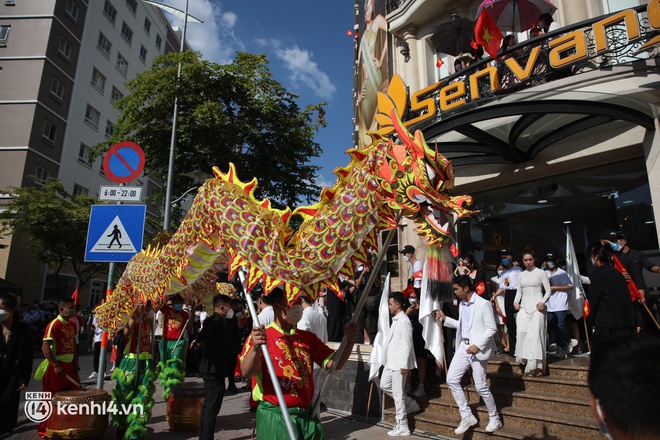 Buổi diễu hành đón Thuỳ Tiên tại TP.HCM: Fan chạy theo kín cả đường phố, Tân Miss Grand có hành động đẹp ngay tại phố đi bộ - Ảnh 41.