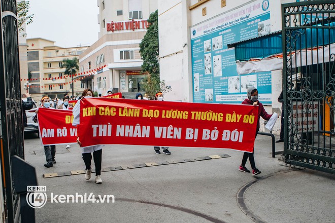 Ngày thứ 2, gần 50 y bác sĩ ở Hà Nội xuống đường cầu cứu vì bị khất lương 8 tháng: Chúng tôi đã đến đường cùng, không còn lựa chọn nào khác - Ảnh 2.