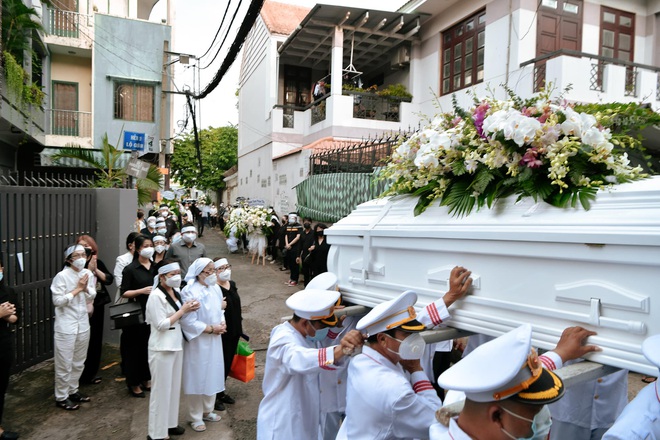 Dương Triệu Vũ đăng loạt ảnh trong đám tang bố, NS Hoài Linh ngã quỵ trước linh cữu - Ảnh 8.