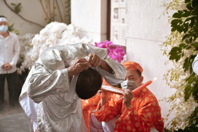 Dương Triệu Vũ đăng loạt ảnh trong đám tang bố, NS Hoài Linh ngã quỵ trước linh cữu - Ảnh 11.