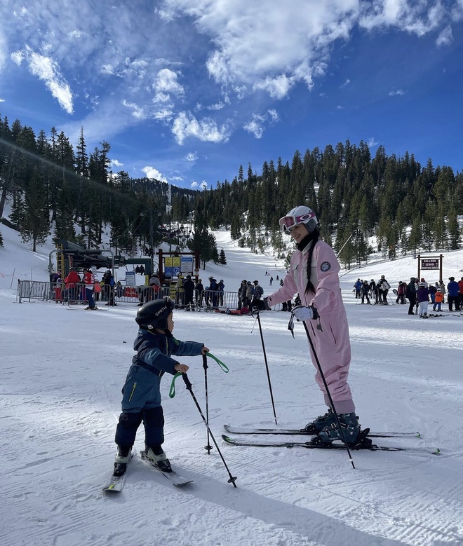Cưng khó tả loạt ảnh Phạm Hương vi vu tại Mỹ: Quý tử 3 tuổi gây sốt với khả năng trượt tuyết cực đỉnh, cậu út thu hút bởi 1 điều - Ảnh 4.