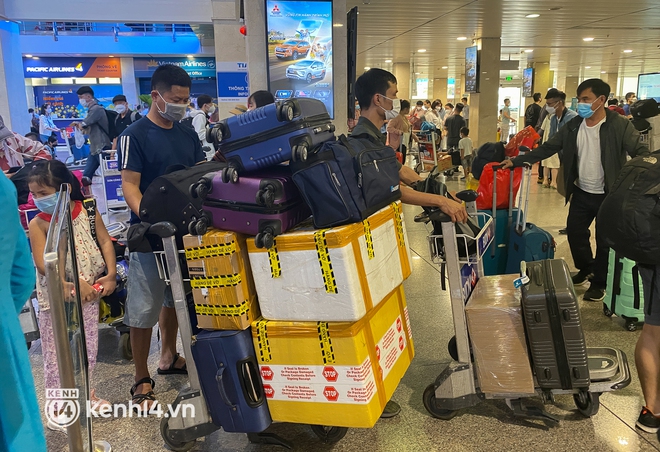 Ảnh, clip: Sân bay Tân Sơn Nhất nhộn nhịp người về quê đón Tết, hành khách rồng rắn xếp hàng dài check in - Ảnh 13.