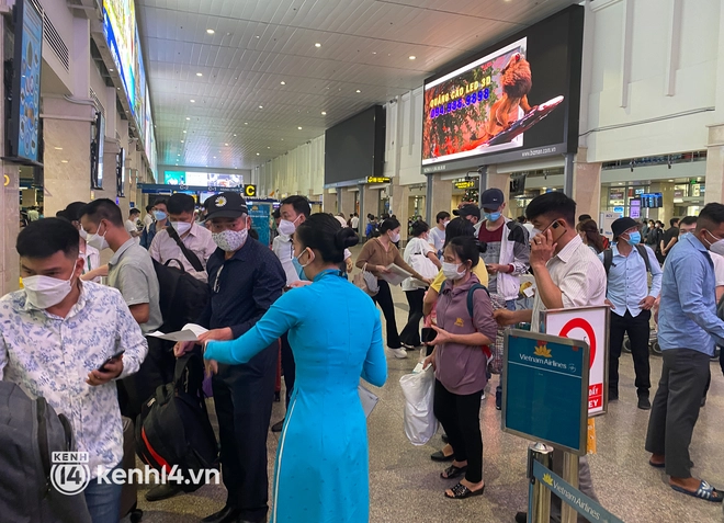Ảnh, clip: Sân bay Tân Sơn Nhất nhộn nhịp người về quê đón Tết, hành khách rồng rắn xếp hàng dài check in - Ảnh 17.