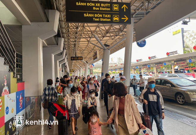 Ảnh, clip: Sân bay Tân Sơn Nhất nhộn nhịp người về quê đón Tết, hành khách rồng rắn xếp hàng dài check in - Ảnh 5.