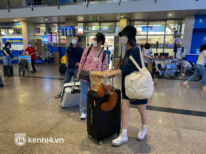Ảnh, clip: Sân bay Tân Sơn Nhất nhộn nhịp người về quê đón Tết, hành khách rồng rắn xếp hàng dài check in - Ảnh 15.