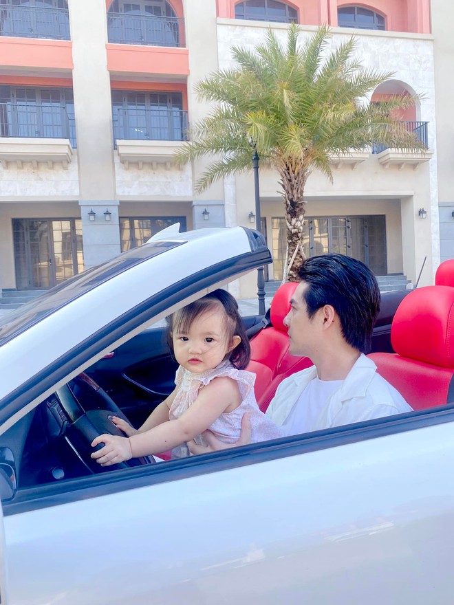 Tiểu thư nhà Đông Nhi nhập đường đua siêu xe, ngồi cạnh bố Chủ tịch mà quyền lực lấn át - Ảnh 2.
