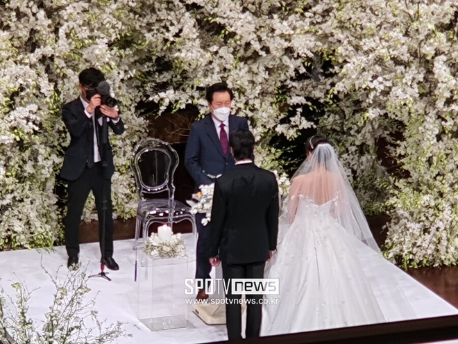 Siêu đám cưới Park Shin Hye: Cô dâu chú rể hôn nồng cháy, Hong Ki hát nhạc phim The Heirs, Lee Min Ho, Kim Bum và dàn sao khủng lộ diện - Ảnh 7.