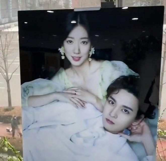 Top 1 Dispatch: Loạt ảnh cưới siêu hiếm chưa công bố của Park Shin Hye và chồng tài tử gây bão, dàn phù dâu xinh ngất lộ diện - Ảnh 4.