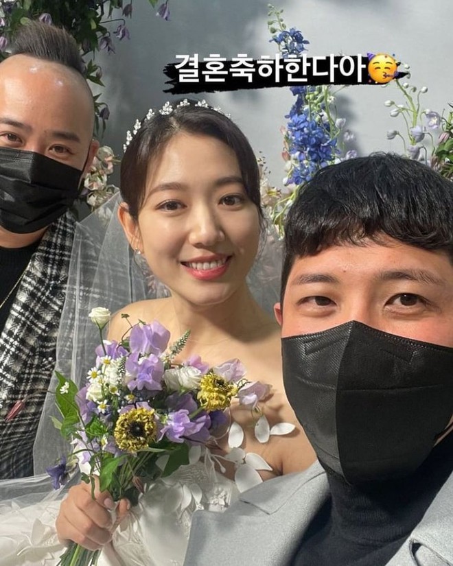 Siêu đám cưới Park Shin Hye: Cô dâu chú rể hôn nồng cháy, Hong Ki hát nhạc phim The Heirs, Lee Min Ho, Kim Bum và dàn sao khủng lộ diện - Ảnh 4.