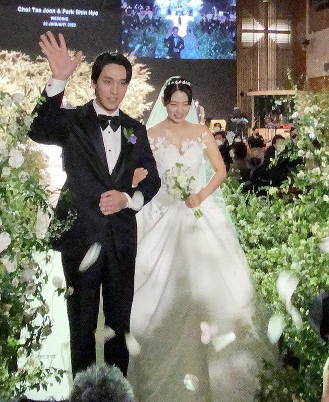 Siêu đám cưới Park Shin Hye: Cô dâu chú rể hôn nồng cháy, Hong Ki hát nhạc phim The Heirs, Lee Min Ho, Kim Bum và dàn sao khủng lộ diện - Ảnh 16.