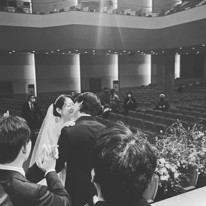 Siêu đám cưới Park Shin Hye: Cô dâu chú rể hôn nồng cháy, Hong Ki hát nhạc phim The Heirs, Lee Min Ho, Kim Bum và dàn sao khủng lộ diện - Ảnh 14.
