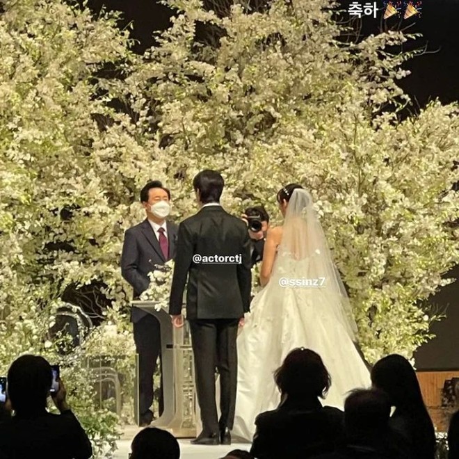 Park Shin Hye lộ dấu hiệu tăng cân rõ rệt trong siêu hôn lễ, mẹ bỉm sữa mũm mĩm mà vẫn đẹp lộng lẫy quá trời - Ảnh 5.