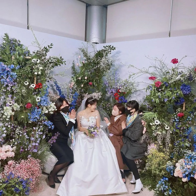 Siêu đám cưới Park Shin Hye: Cô dâu chú rể hôn nồng cháy, Hong Ki hát nhạc phim The Heirs, Lee Min Ho, Kim Bum và dàn sao khủng lộ diện - Ảnh 3.