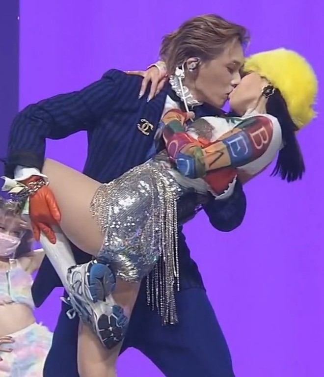 HyunA và bạn trao khóa môi nồng nàn ngay trên sân khấu, biểu cảm của dancer phụ họa khiến fan cười ngất! - Ảnh 2.