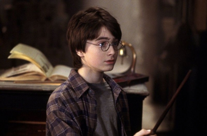 8 bí mật hậu trường Harry Potter tập 1 ngay cả fan cứng cũng không rõ: Daniel Radcliffe suýt mất vai Harry vào tay mỹ nam khác! - Ảnh 5.