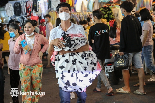 Chợ thời trang lớn nhất TP.HCM chật kín người mua sắm Tết, an ninh siết chặt ngăn chặn khách bị móc túi - Ảnh 13.