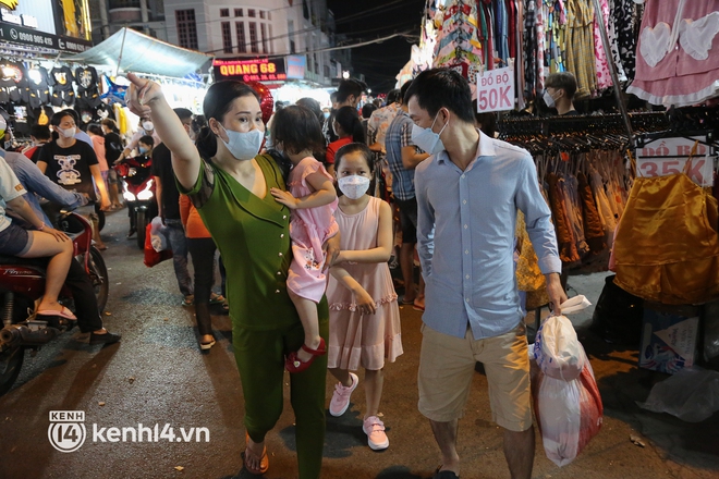 Chợ thời trang lớn nhất TP.HCM chật kín người mua sắm Tết, an ninh siết chặt ngăn chặn khách bị móc túi - Ảnh 5.